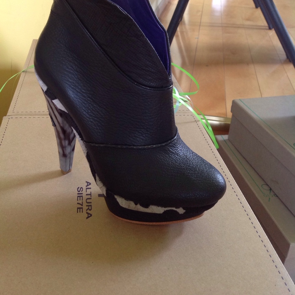 Unique platform black leather bootie, made in Lean Mexico.